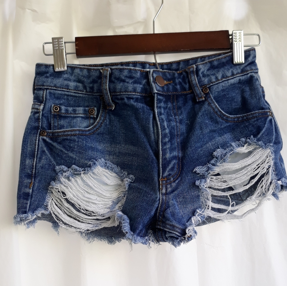 Forever 21 Women's distressed jean shorts. Sz 24.